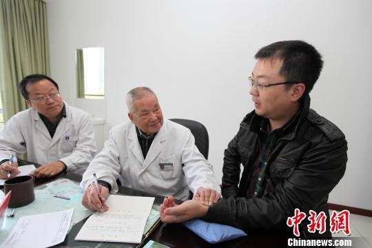 南京老中医90岁仍坐诊 每次门诊手写病历逾五千字