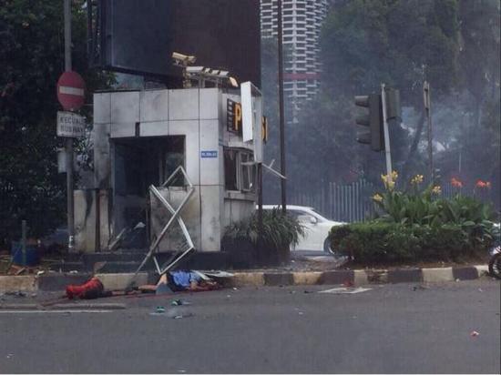雅加达发生6起连环爆炸至少3人亡 现场传出枪声