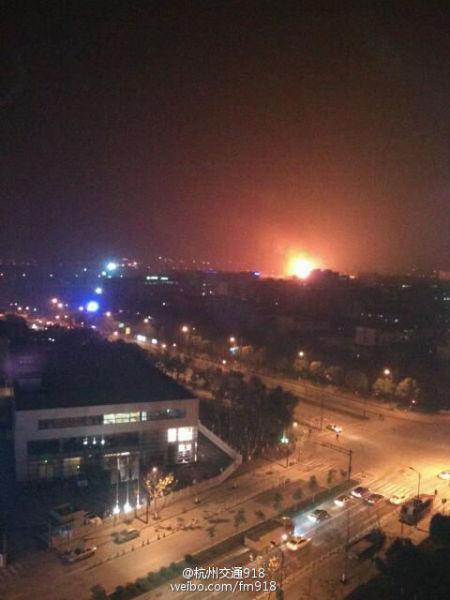 杭州一汽车装煤气瓶起火爆炸 引燃旁边两幢厂房