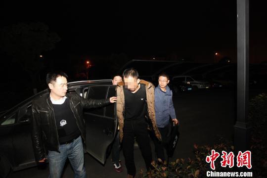杭州一男子左手持枪右手持斧抢23条金项链被抓