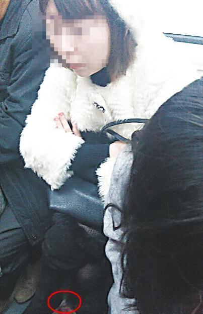 重庆女子轻轨上吃饼 纸袋乱扔被拍照曝光