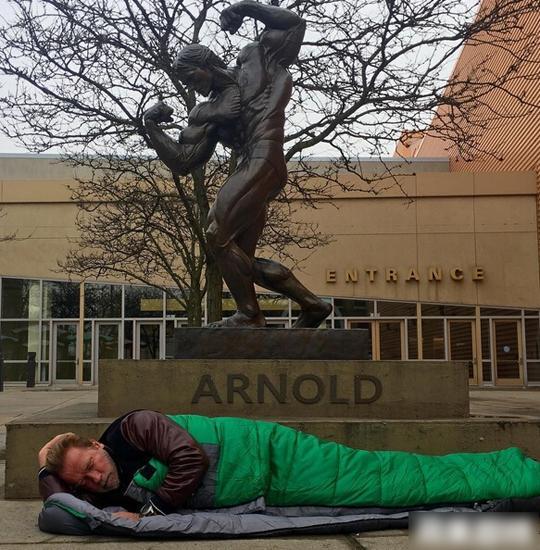 阿诺-史瓦辛格睡街头与自己雕塑合影:时代不同