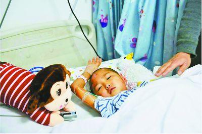 武汉4岁女孩下半身被车碾碎 医生发帖引30万捐款