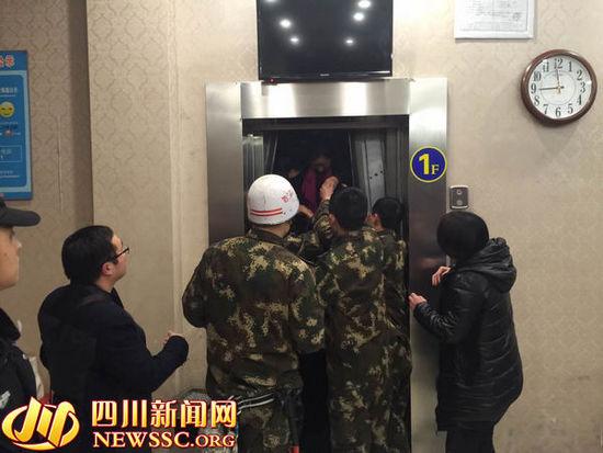 四川宜宾一电梯出现故障12人被困 多人缺氧昏迷