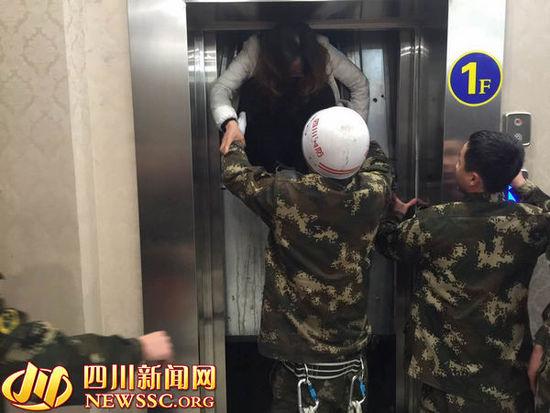 四川宜宾一电梯出现故障12人被困 多人缺氧昏迷