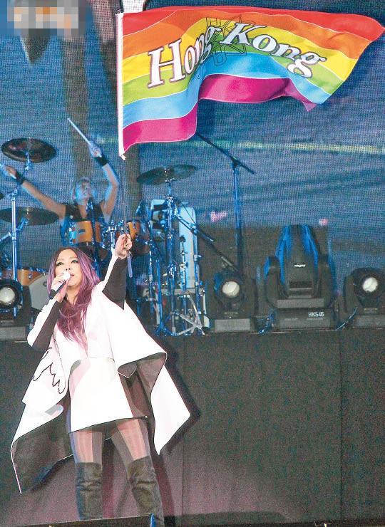 张惠妹挥动印有香港字眼的“彩虹旗”，掀起个唱高潮。