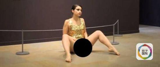 女子在法国画展上当众裸体表演 称模仿画作(图)