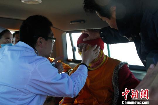 青海湖两名被困僧侣成功获救 救援持续近19小时