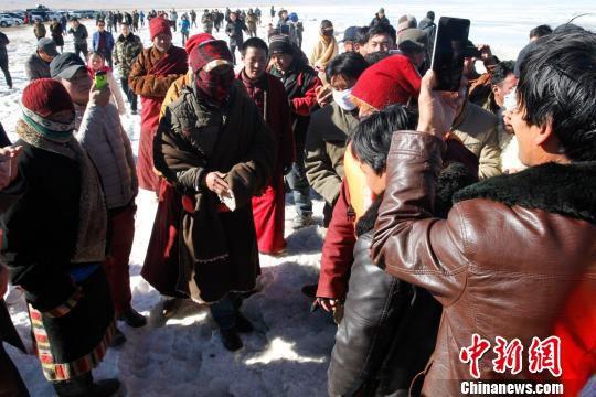 青海湖两名被困僧侣成功获救 救援持续近19小时