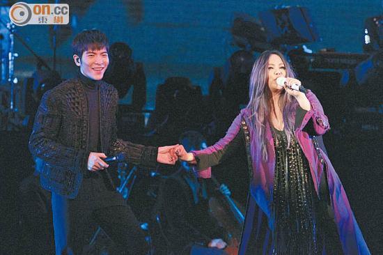 张惠妹和萧敬腾牵手合唱，掀起高潮。