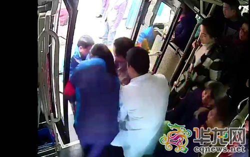 乘客车上晕倒 公交司机闯红灯违规调头救人