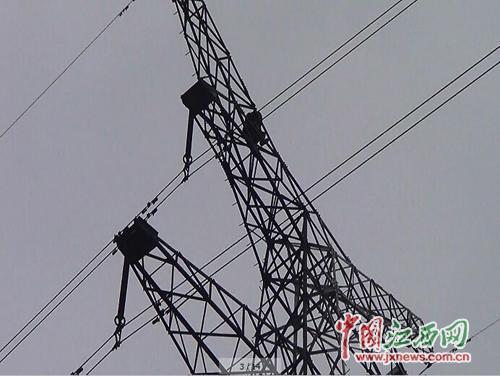 妻子不愿生二胎 男子爬上40米高压线塔自杀