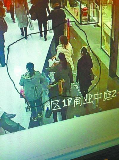 5名女子商场互相掩护偷大衣 疑在武汉全市有作案