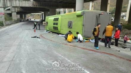 广西南丹发生客车侧翻事故 致6死多伤