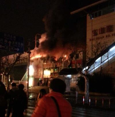 上海地铁旁店铺失火 列车穿过火焰变“火车”