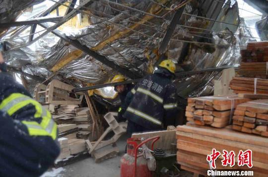 暴雪致浙江安吉某厂房坍塌 3人自救后返回救4人