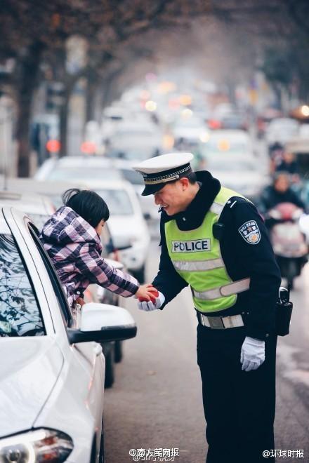 西安警察街上执勤 小女孩车中递给警察一个苹果