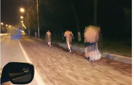 武汉5名男子凌晨街上裸奔 称为"致青春"(图)