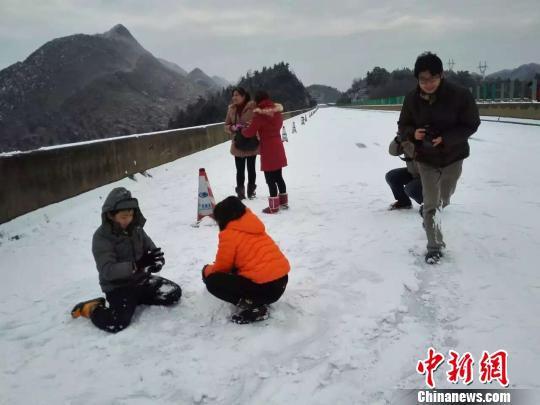 广东多条高速飘雪结冰 游人偷跑上路面玩雪(图)