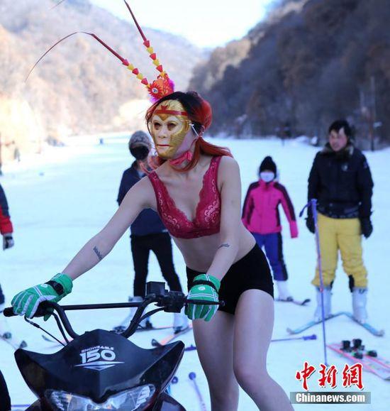 河南女子雪地穿泳装 扮“美猴王”迎猴年(图)