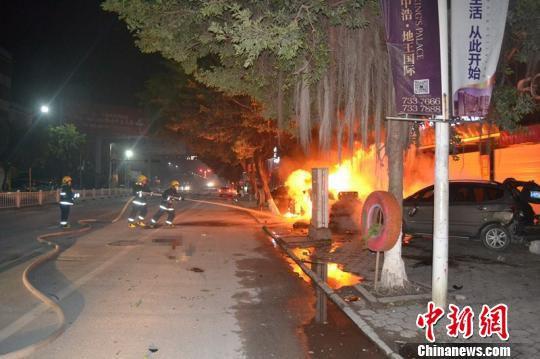 广西一车撞向人行道两轿车后起火 致5死1伤(图)