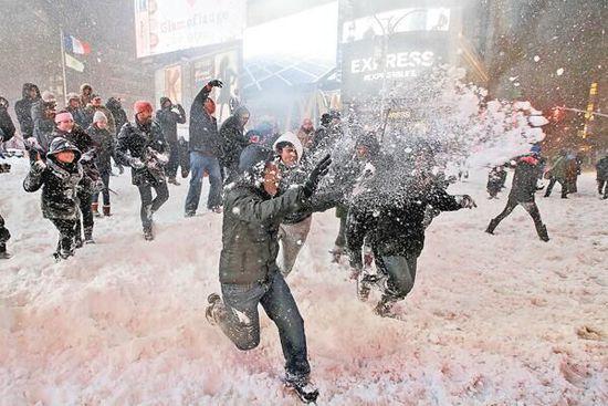 罕见暴风雪 纽约时代广场上演"百人雪战"（图）