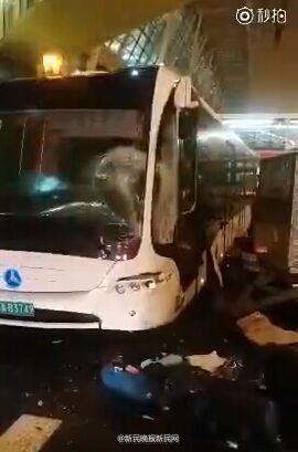 网传浦东机场发生多车连撞事故 行李散落一地