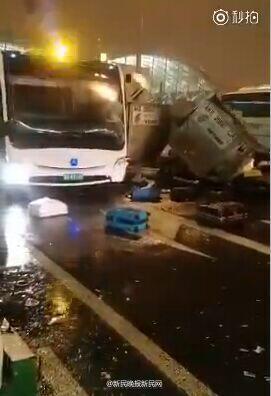 网传浦东机场发生多车连撞事故 行李散落一地