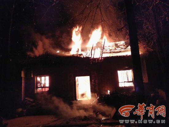 陕西一村民烧炕引发大火 家中十几万现金被烧毁