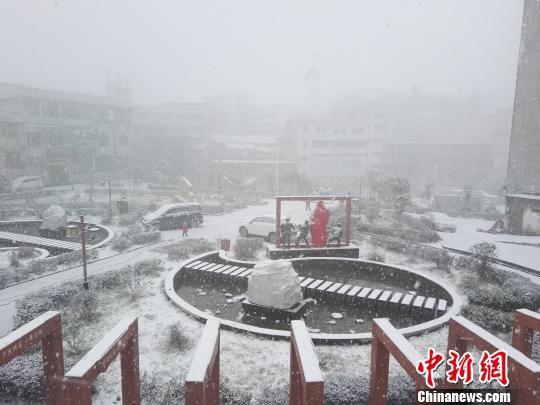 受新一轮冷空气影响 贵州大部将再现雪凝天气