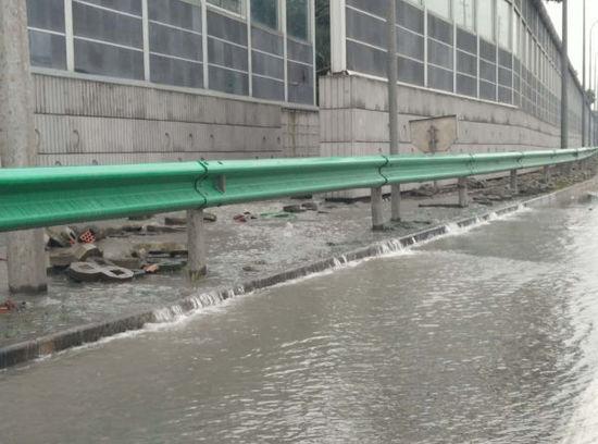 上海外环地下大水管爆裂 严重积水阻碍交通(图)