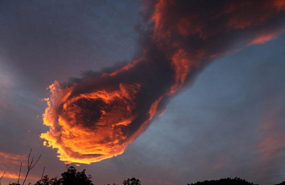 葡萄牙现怪异云团 网友称如同“上帝之手”(图)