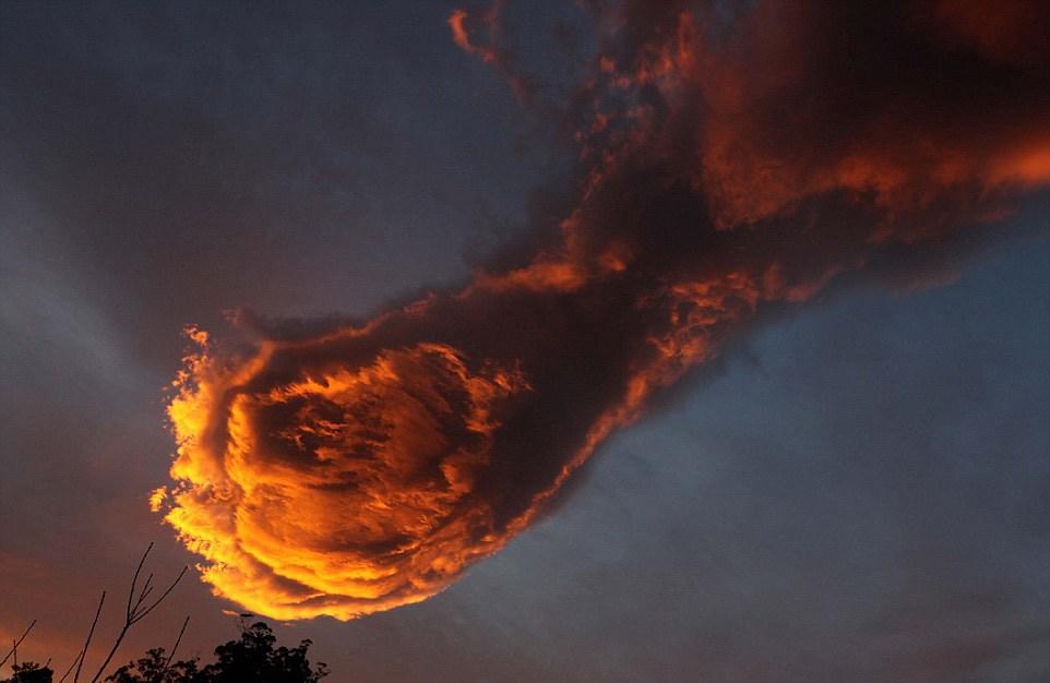 葡萄牙现怪异云团 网友称如同“上帝之手”(图)