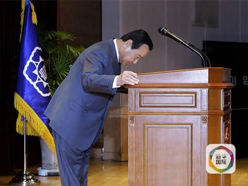 4月27日，在韩国首尔，韩国总理李完九在告别仪式上鞠躬。