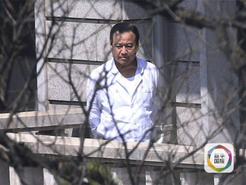 4月21日，韩国总理李完九在首尔的自家阳台上散步。