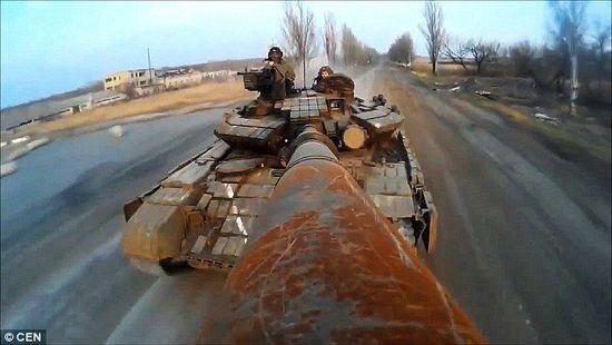 乌克兰士兵将坦克炮筒变“自拍杆” 网友:会玩(图)
