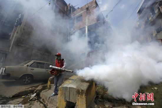 委内瑞拉加拉加斯，市政工人用熏烟消毒法帮助控制寨卡病毒扩散。