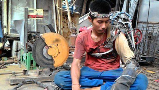 印尼男子打造“钢铁手臂” 称可用脑电波控制(图)