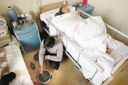 武汉护工护理植物人10年 每天拉二胡将其唤醒