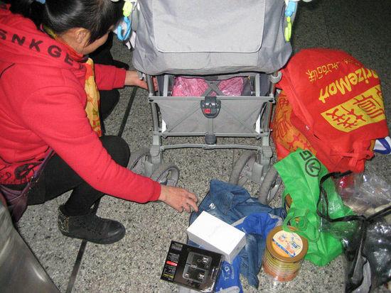 深圳海关严查婴儿车"藏私" 1小时缴获近千件货物