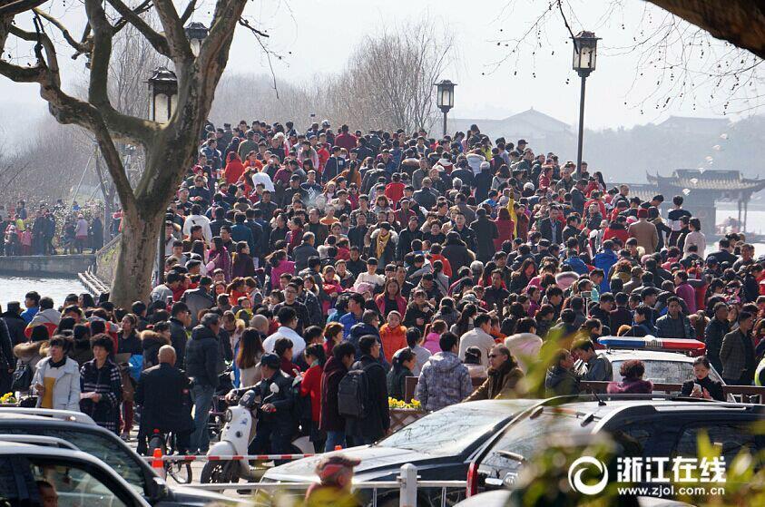 杭州西湖断桥春节人气爆棚 桥上挤满游客(图)