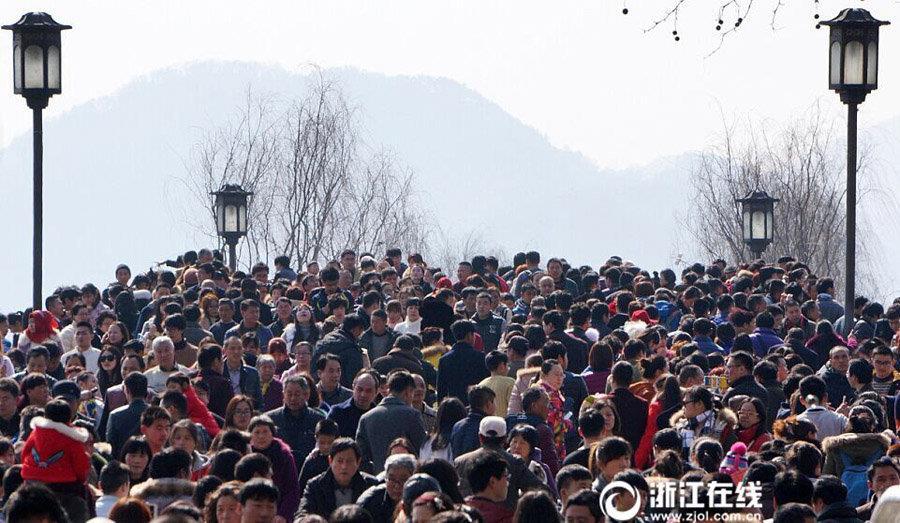 杭州西湖断桥春节人气爆棚 桥上挤满游客(图)