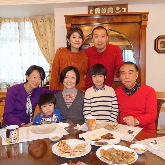 陈慧琳晒全家福 携子与丈夫家人吃团圆饭