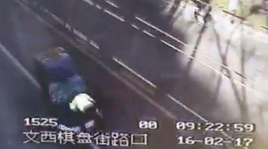 济南交警被套牌车顶行1.4公里摔下 司机挥刀拒捕