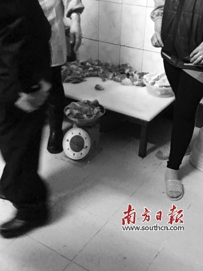 “黑作坊”藏身广州城中村 厕所旁加工肉饼