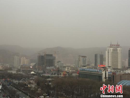 西宁出现今春首个沙尘天气 市民戴口罩出行(图)