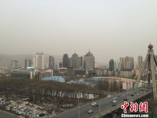 西宁出现今春首个沙尘天气 市民戴口罩出行(图)