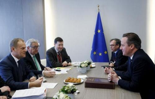 英国首相卡梅伦（右）与欧洲理事会主席图斯克（左一）和欧盟委员会主席容克（左二）会晤。