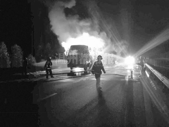 货车高速起火 迈巴赫等价值千万豪车被烧毁(图)