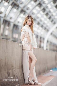 天使般美女模特辛楠兔兔2015广州车展期间天桥随拍